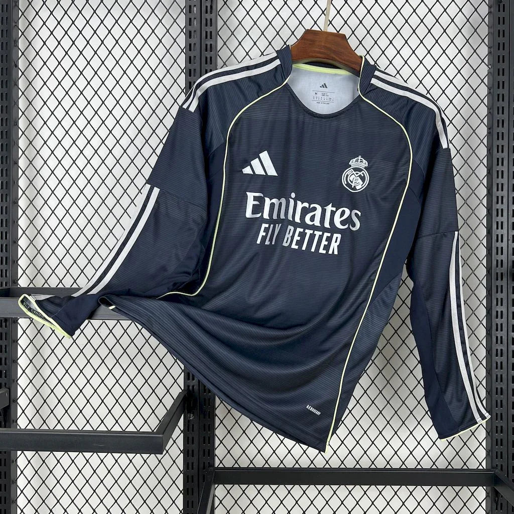 Maillot manches longues Real Madrid 2025-26 Le 12 -ème Maillot, bleu avec logo du club, porté par un mannequin.
