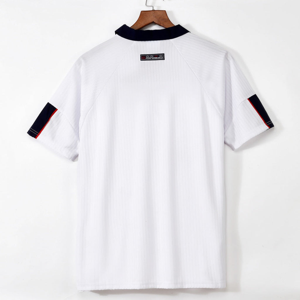 Maillot domicile rétro de l'Angleterre 1998, marque Le 12ème Maillot, avec le logo et les détails du maillot de football.