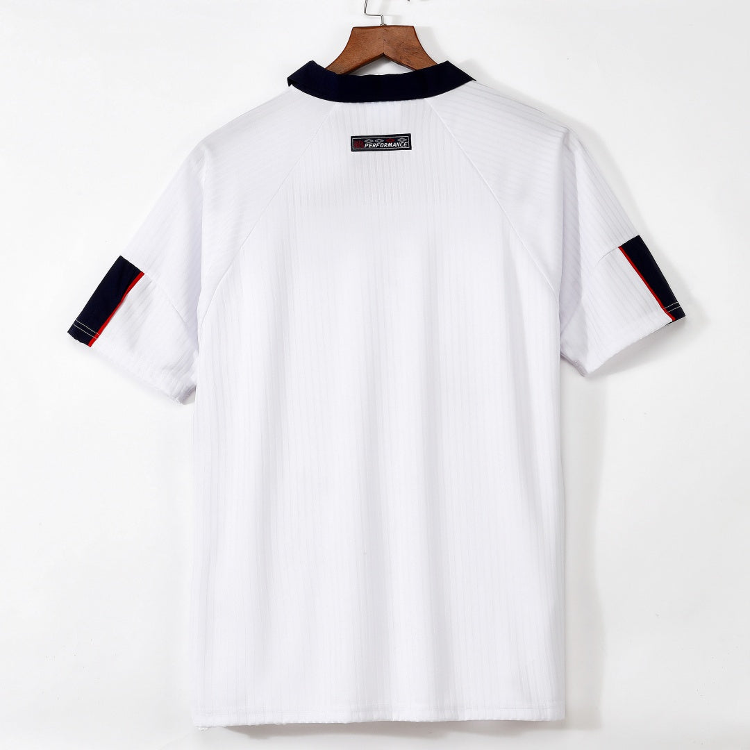Maillot domicile rétro de l'Angleterre 1998, marque Le 12ème Maillot, avec le logo et les détails du maillot de football.
