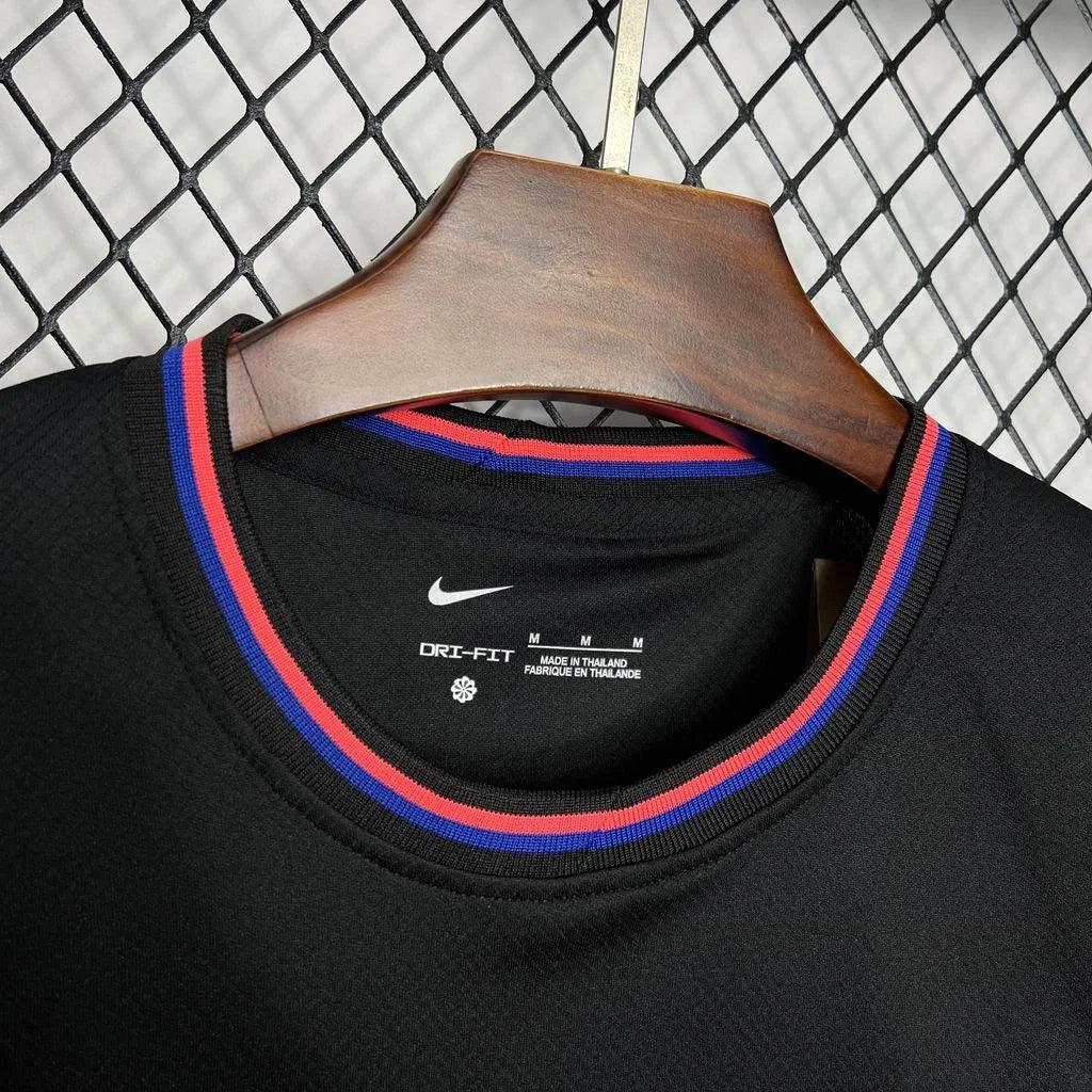 Maillot de football FC Barcelone 2024-2025, Le 12 -ème Maillot, vue de face avec logo et détails du design.