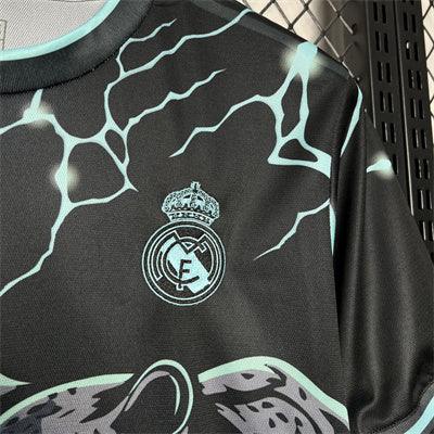Maillot de football Le 12 édition spéciale Real Madrid 2024/25 noir et vert, devant avec logo et détails de l'équipe.
