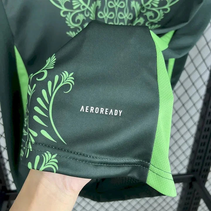 Maillot extérieur de l'équipe d'Algérie 2024/25 Le 12, maillot de football avec logo et détails sportifs visibles.