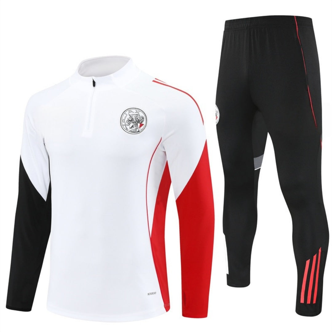 Ensemble Ajax blanc pour enfants, maillot et short de la marque Le 12 -ème Maillot, look sportif et confortable.