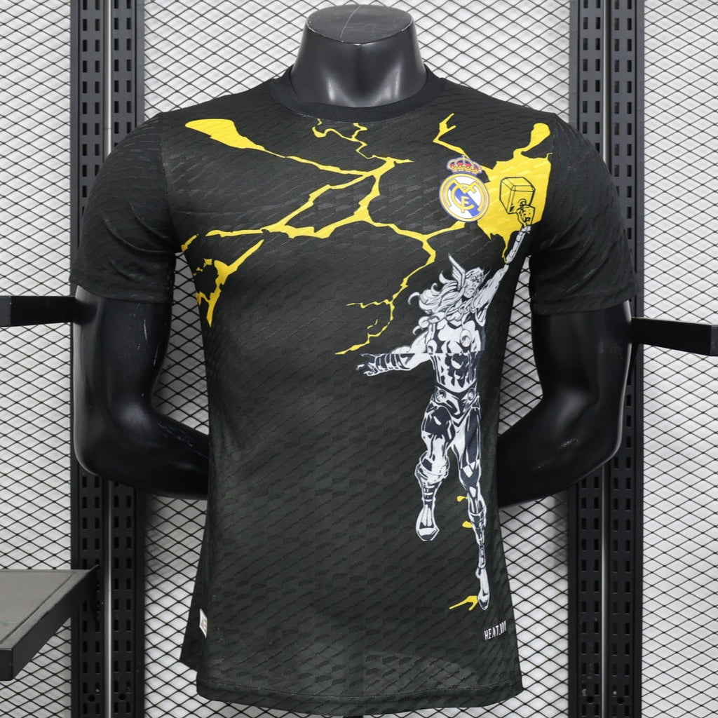 Maillot noir Real Madrid 25/26 spécial joueur, marque Le 12 -ème Maillot, détails du design sportif et logo du club.