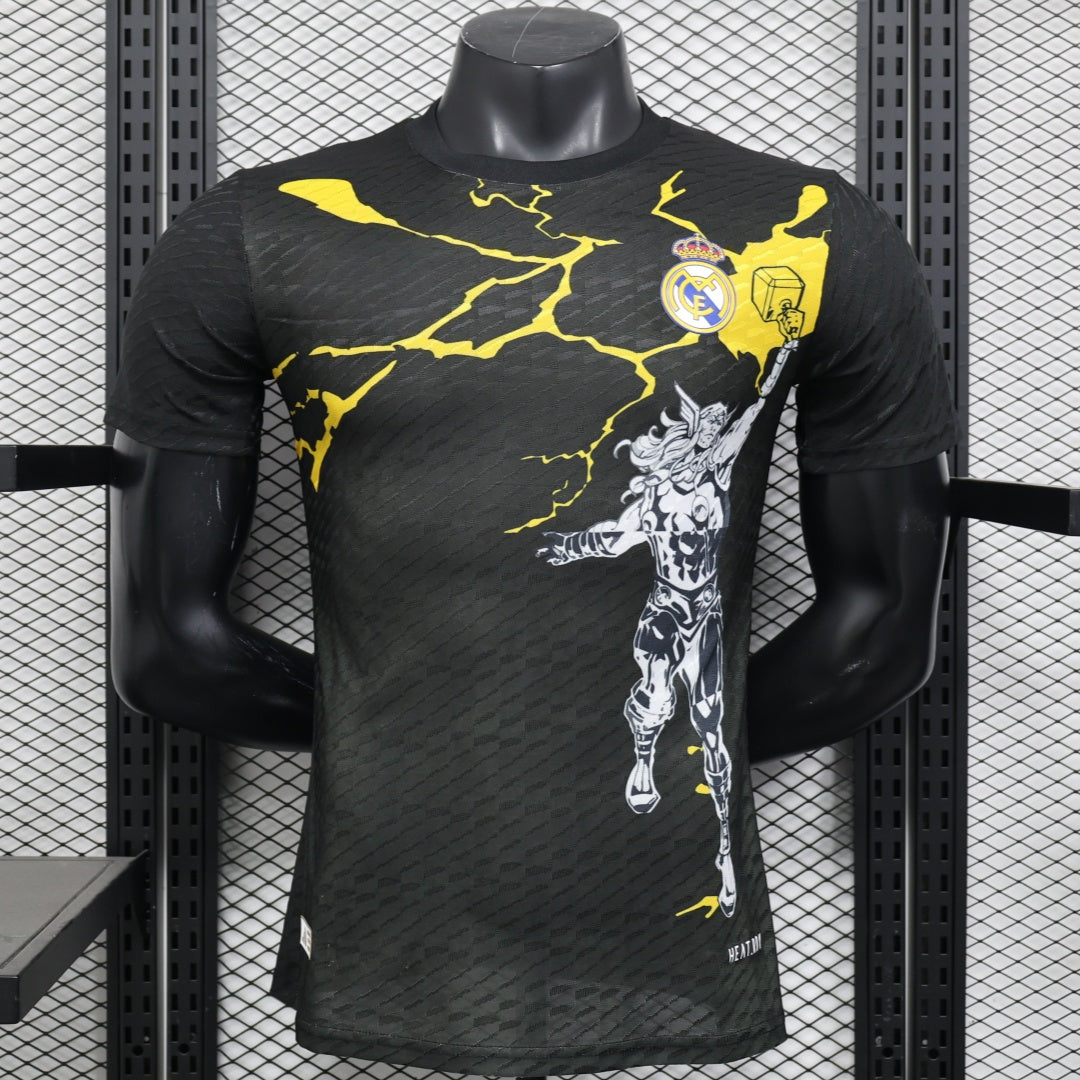 Maillot noir Real Madrid 25/26 spécial joueur, marque Le 12 -ème Maillot, détails du design sportif et logo du club.