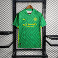 Maillot de gardien Manchester City 2023-2024 Le 12 -ème Maillot, tissu bleu avec logo et détails en blanc.