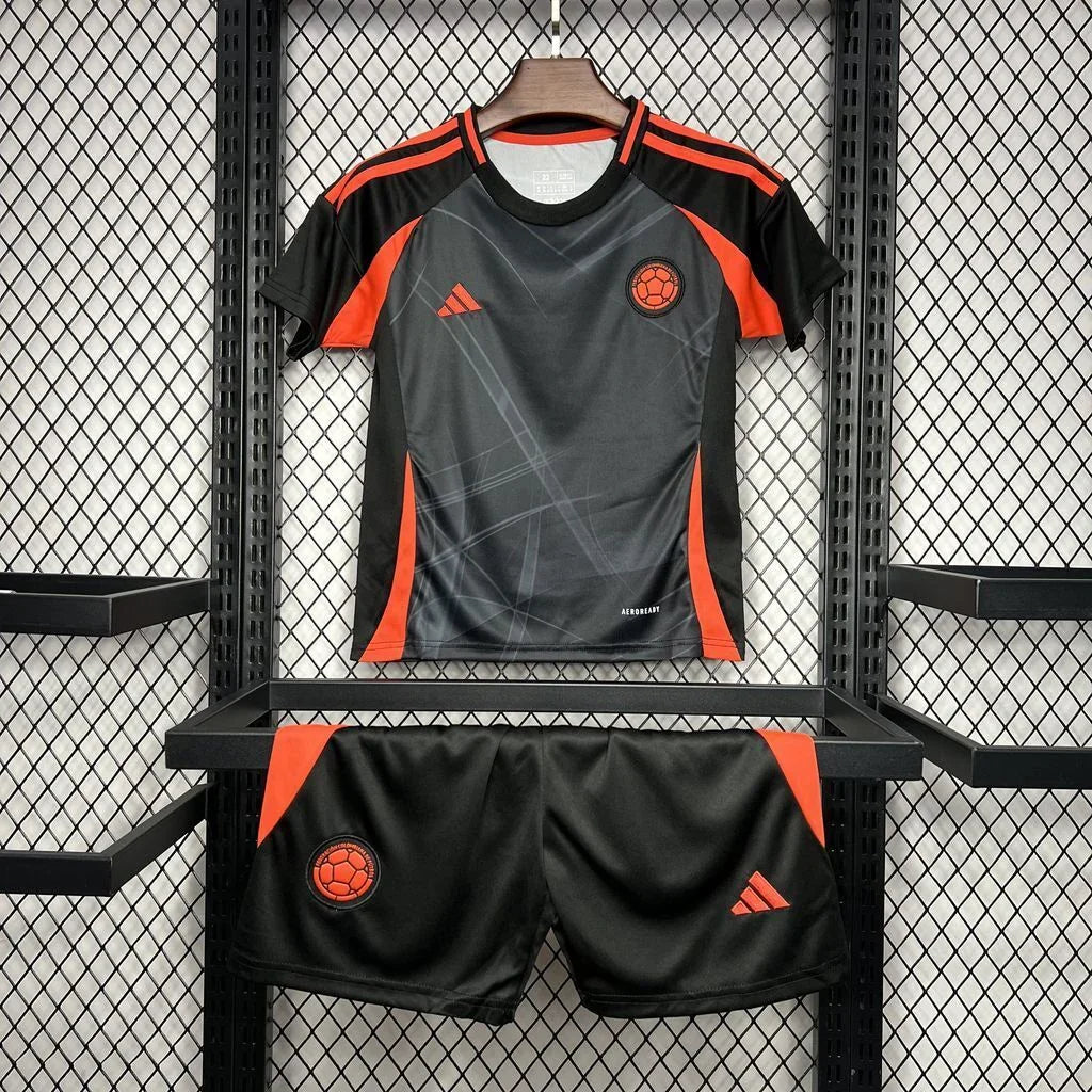 Kit enfant Colombie extérieur 2024 de Le 12 -ème Maillot, maillot de football pour enfant avec logo et design coloré.