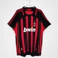 Maillot domicile rétro de 2006-2007 pour AC Milan, marque Le 12-ème Maillot, avec les couleurs officielles du club.