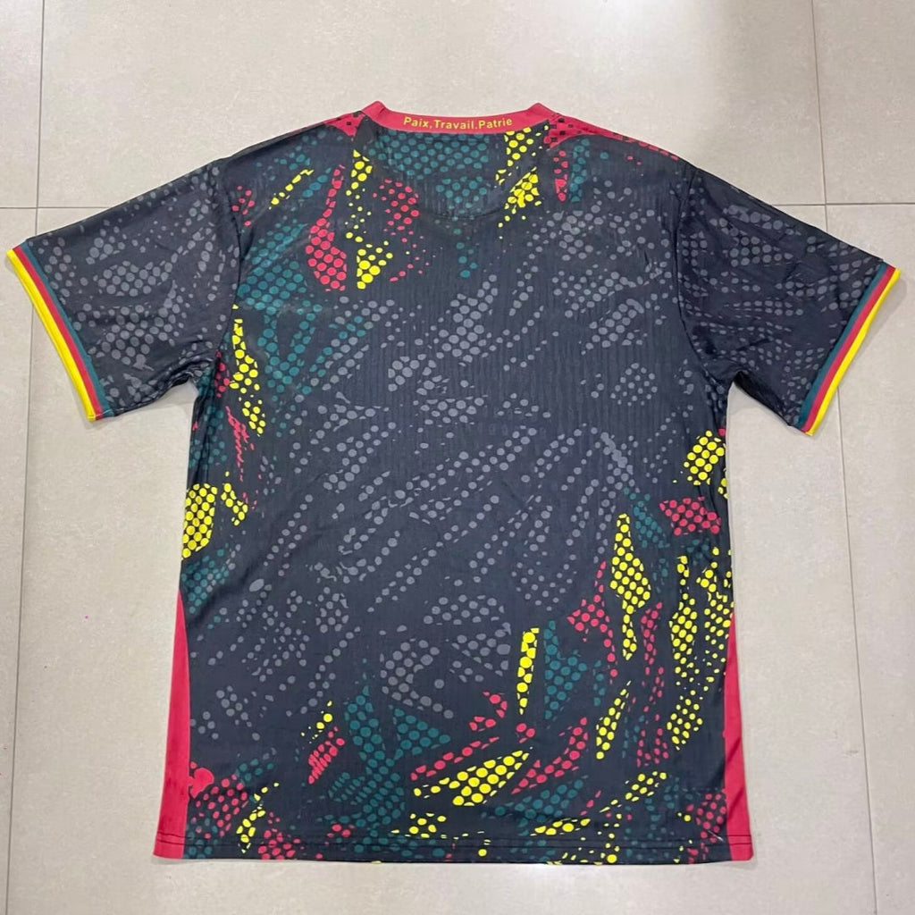Maillot de football Cameroun 25/26 Le 12 -ème Maillot, noir, design spécial, vue de face sur fond blanc