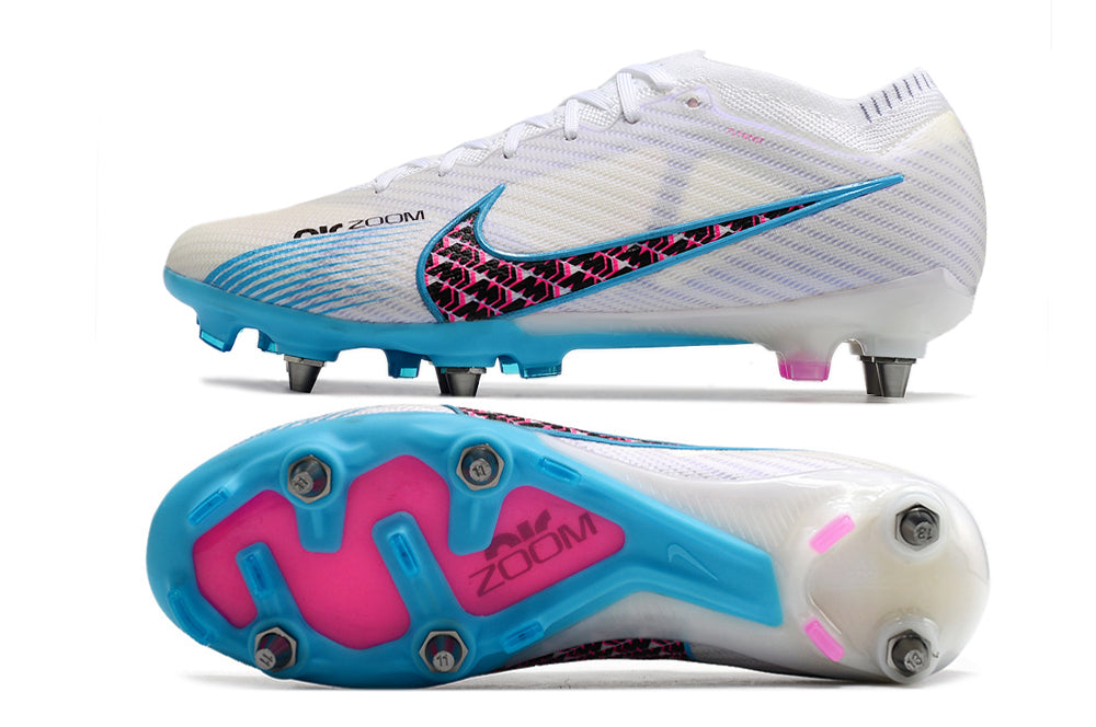 Crampons Mercurial Vapor XV Elite de Le 12 -ème Maillot, vue détaillée avec pointes et fixation pour football.