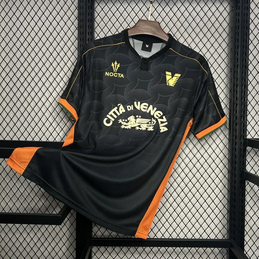 Maillot de football domicile Venise 2024 2025, marque Le 12 -ème Maillot, en tissu bleu avec détails blancs.