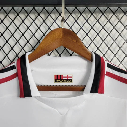 Maillot rétro de l'AC Milan 2009-2010, modèle Le 12 -ème Maillot, avec design traditionnel et logo du club visible.