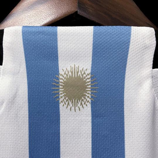 Maillot domicile de l'Argentine 2022/23, équipe de football, avec le logo et les couleurs officielles, porté par un joueur.