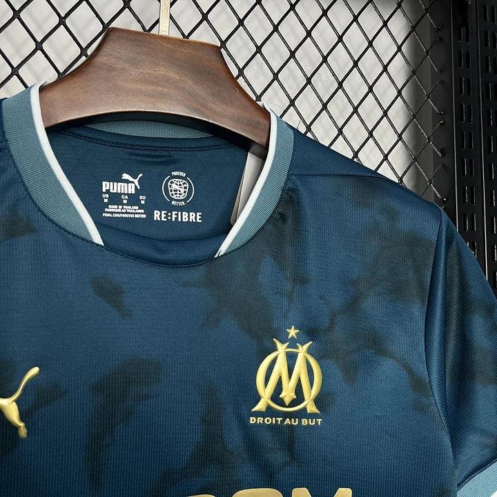 Maillot Olympique de Marseille 2024/25 version normale, maillot de football bleu avec logo et détails du club Le 12.