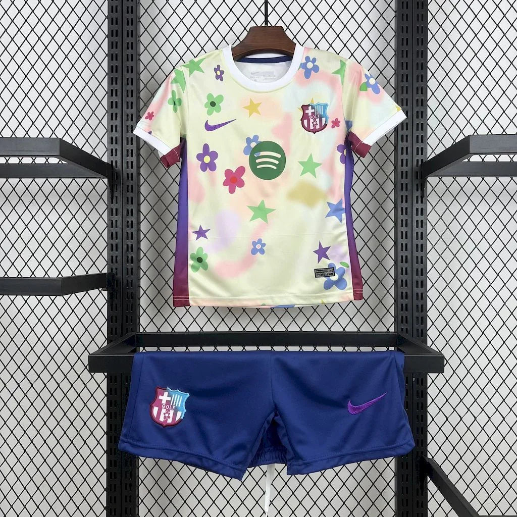 Kit enfant FC Barcelone concept 2025-26 de Le 12 -ème Maillot, maillot bleu et grenat avec logo du club.