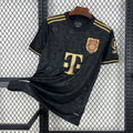 Maillot 25/26 Bayern Munich noir, édition 125ème, par Le 12 -ème Maillot, vue de face avec logo et numéros visibles.