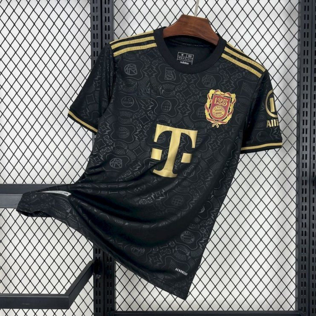 Maillot 25/26 Bayern Munich noir, édition 125ème, par Le 12 -ème Maillot, vue de face avec logo et numéros visibles.