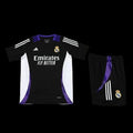 Ensemble Real Madrid avec maillot blanc et short, logo Le 12 -ème Maillot, sur un fond neutre.