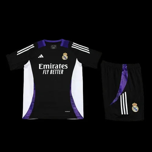 Ensemble Real Madrid avec maillot blanc et short, logo Le 12 -ème Maillot, sur un fond neutre.