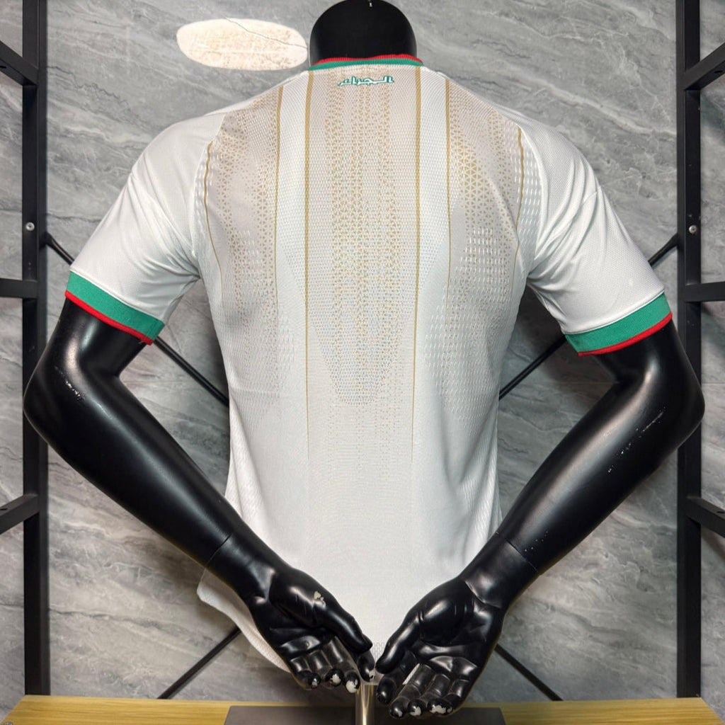 Maillot domicile Algérie 25/26 Le 12 -ème Maillot, maillot de football avec écusson et détails verts et blancs.