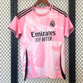 Maillot rose Real Madrid 25/26 Le 12 -ème Maillot, maillot de football pour fans du club en tissu léger et confortable.