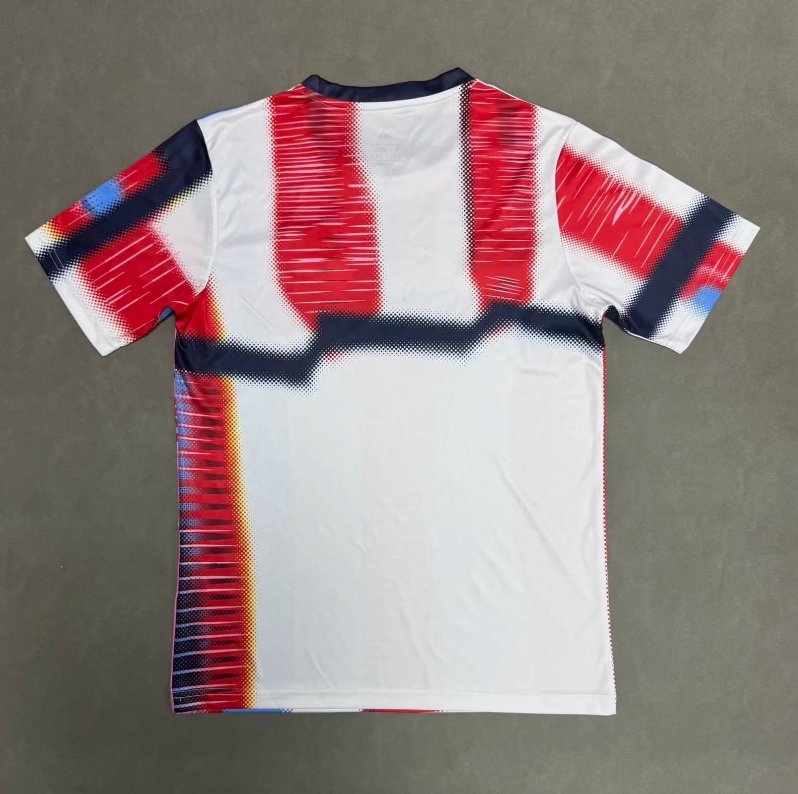 Maillot de football Bayern Munich 25/26, modèle spécial de la marque Le 12 -ème Maillot, vue de face avec logo et détails.