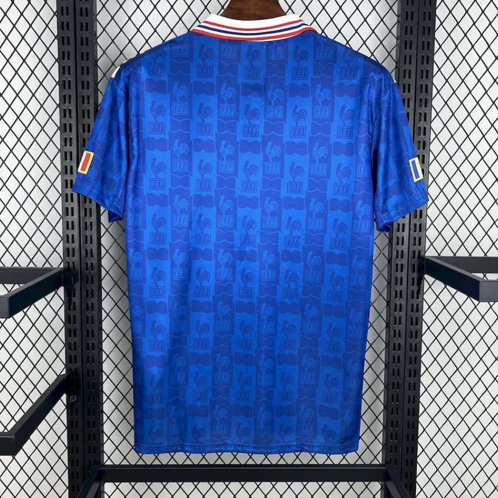 Maillot rétro de football France 1996 domicile, marque Le 12 -ème Maillot, blanc avec détails rouges et bleus.
