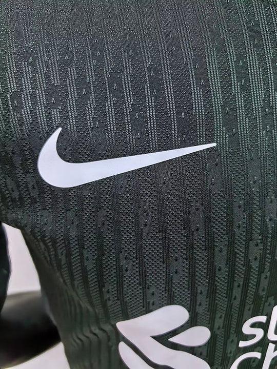 Maillot extérieur Liverpool 2023-2024 Le 12 -ème Maillot, version player noir, vue front du maillot de football.