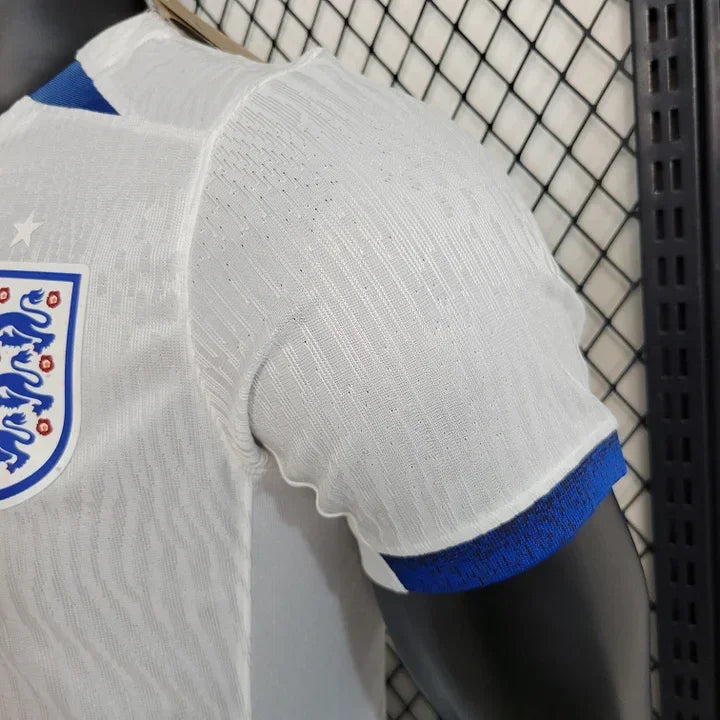 Maillot de football Angleterre 2023-2024 Le 12-ème Maillot, maillot officiel avec logo et design moderne visible sur l'image.
