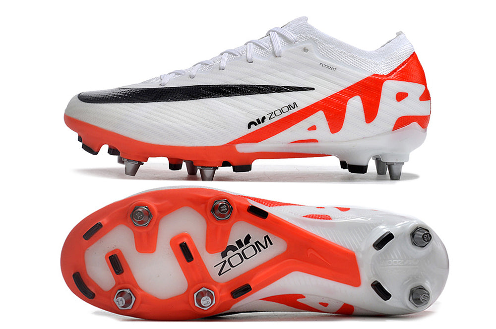 Crampons Mercurial Vapor XV Elite de Le 12 -ème Maillot, vue des crampons en acier avec pointes pour le football.
