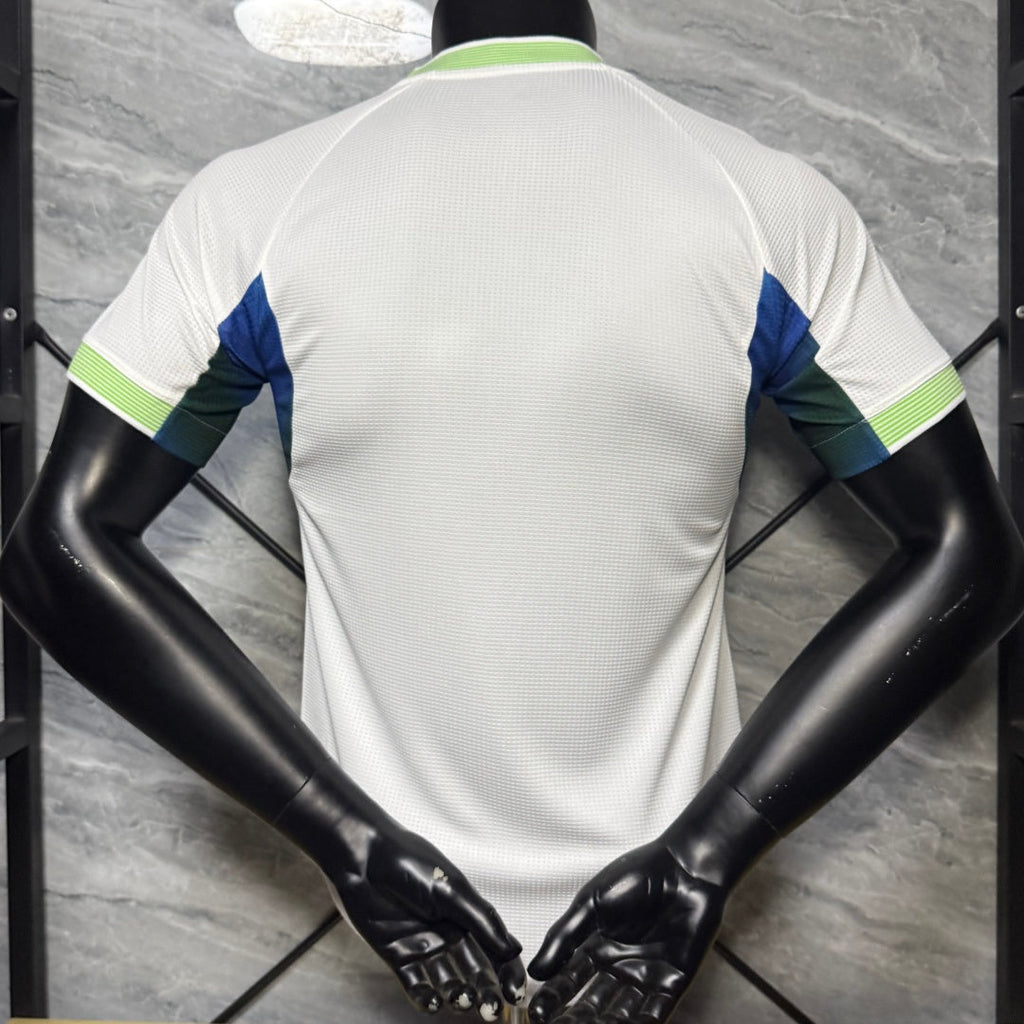 Maillot blanc de l'Algérie 25/26, modèle spécial, fabriqué par Le 12 -ème Maillot, vue de face avec logo et détails visibles
