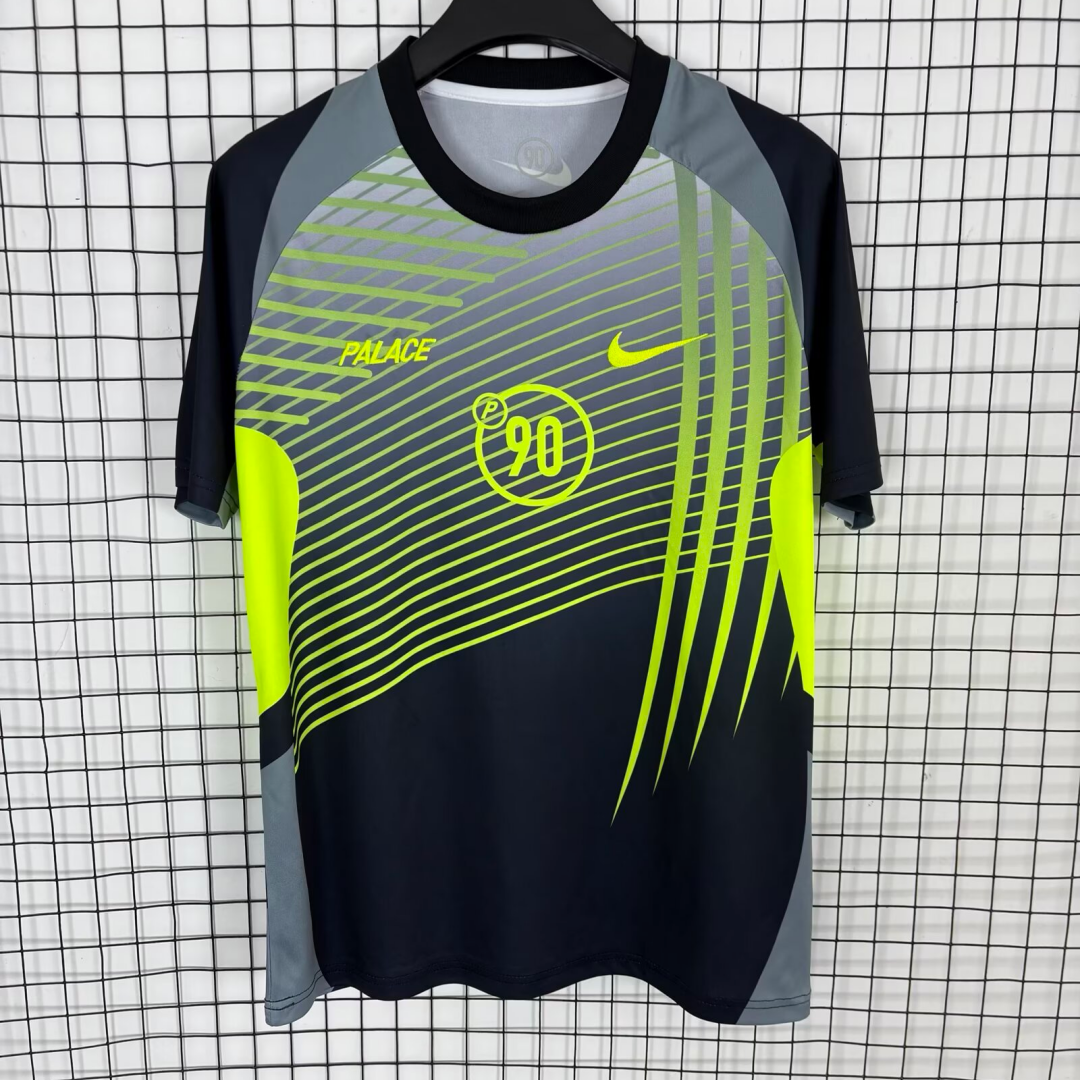 Maillot de football noir Le 12 -ème Maillot taille 25/26 90, tissu léger et design sportif visible sur l'image.