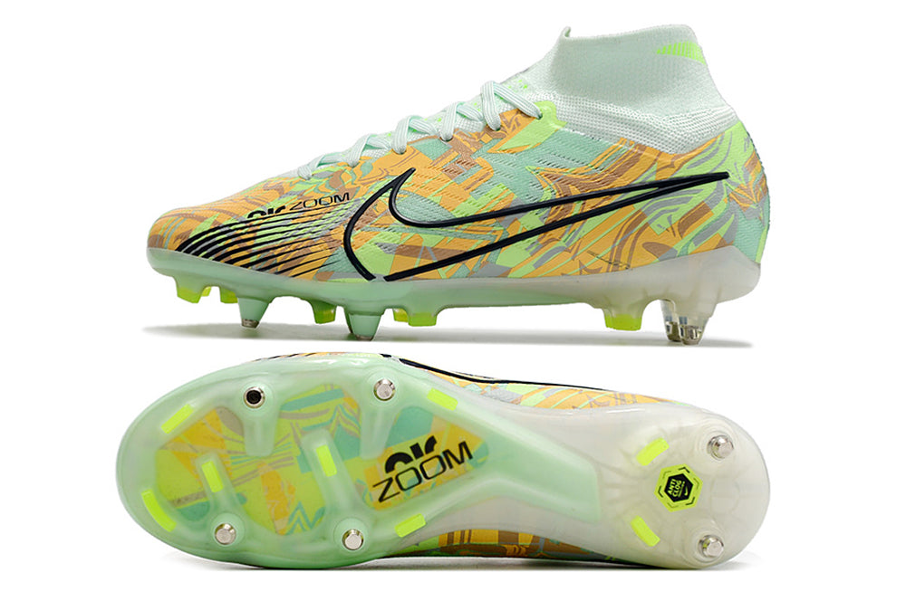 Crampons Mercurial Superfly IX Elite pour football, semelles en acier avec pointes pour meilleure adhérence sur le terrain.