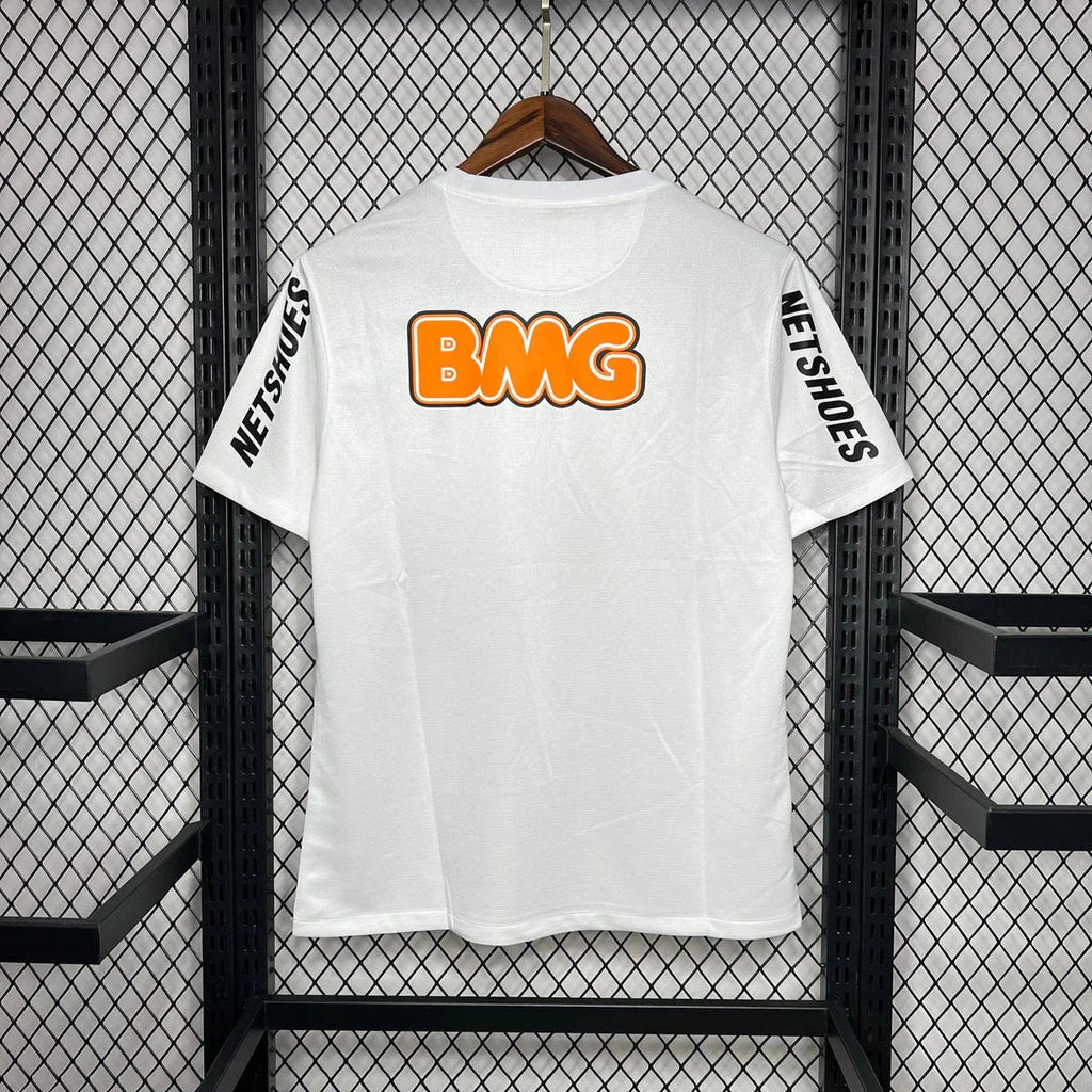 Maillot rétro Santos 2011-12 de la marque Le 12-ème Maillot, vue de face avec logo et détails colorés du maillot de football.