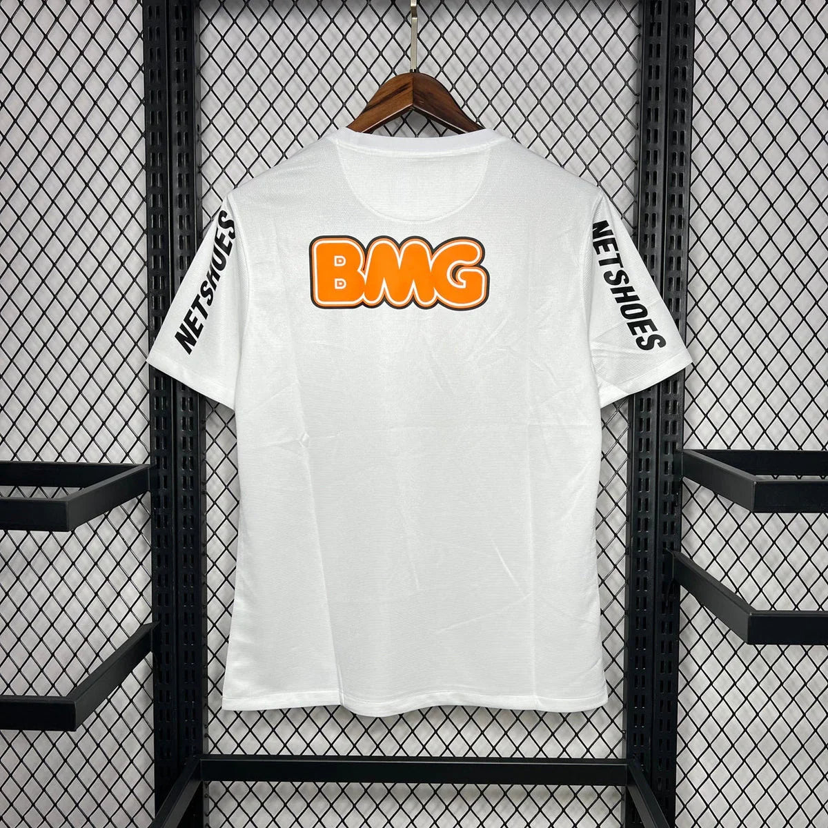 Maillot rétro Santos 2011-12 de la marque Le 12-ème Maillot, vue de face avec logo et détails colorés du maillot de football.