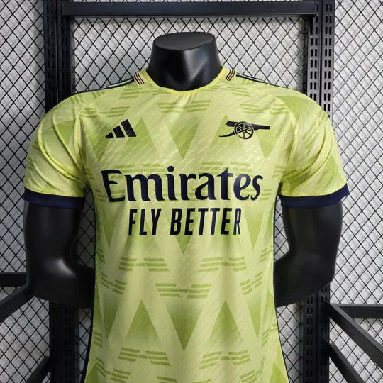 Maillot domicile Arsenal 2023-2024, Le 12 -ème Maillot, maillot de football rouge avec logo et détails bleus, vue frontale.