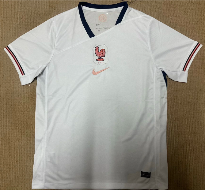 Maillot extérieur France 25/26 de la marque Le 12 -ème Maillot, vue de face, avec drapeau français et logo.