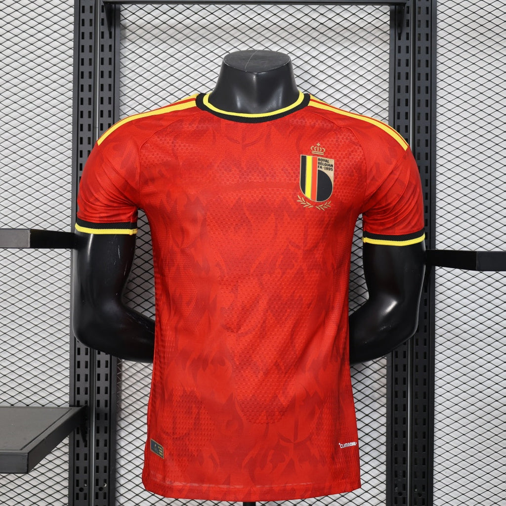 Maillot domicile Belgique 25/26 Le 12 -ème Maillot, maillot de football avec logo belge, couleurs rouges et noirs, vue frontale.
