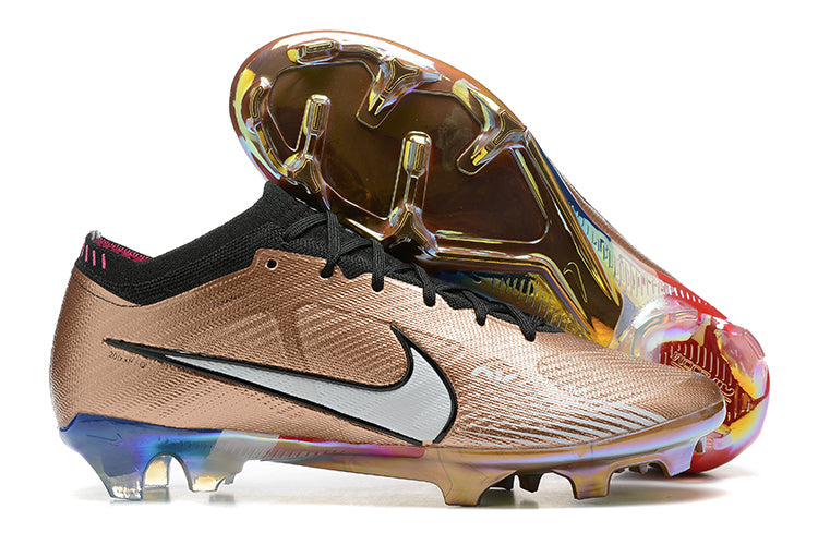 Crampons Mercurial Vapor XV Elite de Le 12 -ème Maillot, vue en gros plan sur la semelle avec pointes en acier.