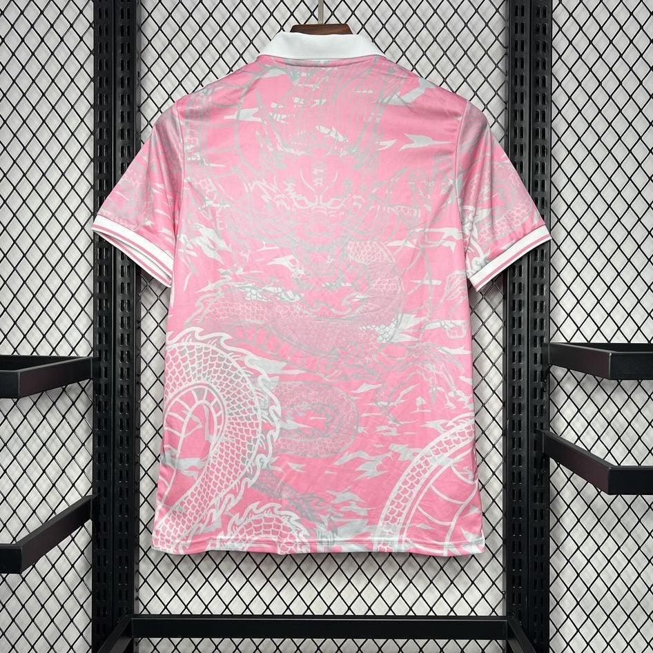 Maillot de football Real Madrid 25/26, style polo rose, par Le 12 -ème Maillot, détails du design et logo du club.