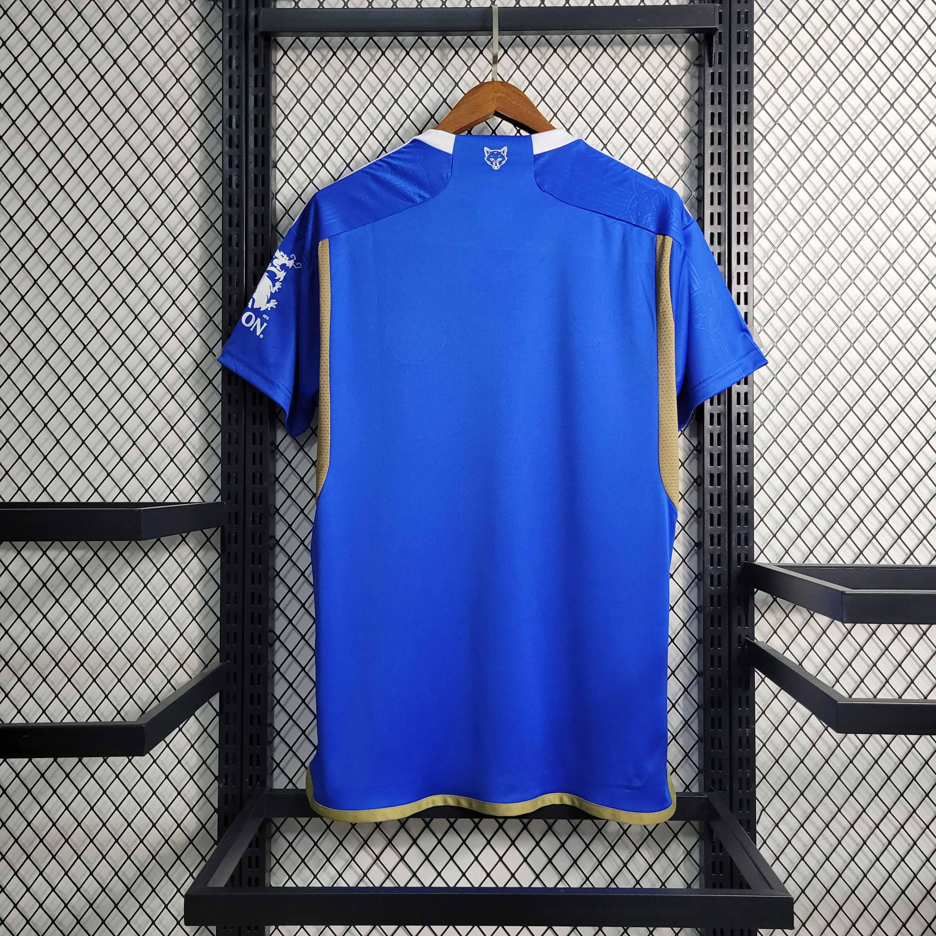 Maillot Leicester City 2023-24 de la marque Le 12 -ème Maillot, vue de face avec logo et détails du maillot de football.