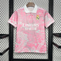 Maillot de football Real Madrid 25/26, style polo rose, marque Le 12 -ème Maillot, détail du logo et design élégant
