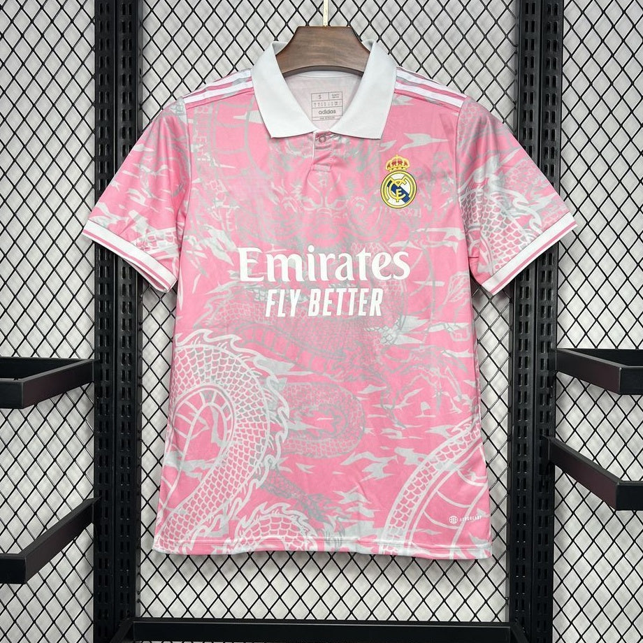 Maillot de football Real Madrid 25/26, style polo rose, marque Le 12 -ème Maillot, détail du logo et design élégant