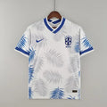 Maillot Brésil 2022 édition spéciale, blanc et bleu, de la marque Le 12, vue de face avec détails des couleurs et design.