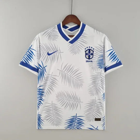 Maillot Brésil 2022 édition spéciale, blanc et bleu, de la marque Le 12, vue de face avec détails des couleurs et design.