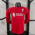 Maillot domicile Liverpool 25/26 à manches longues, marque Le 12 -ème Maillot, vue de face avec logo et détails du maillot.