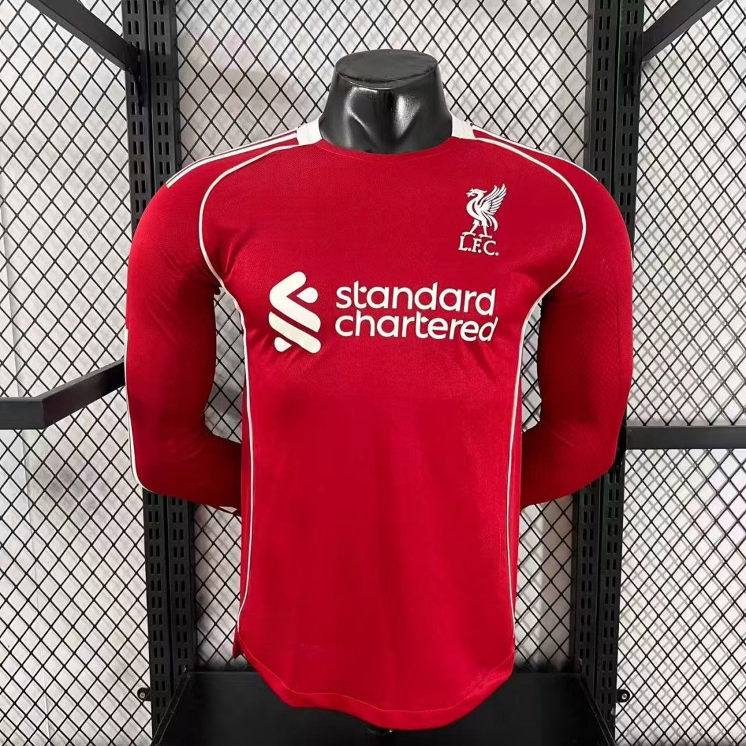 Maillot domicile Liverpool 25/26 à manches longues, marque Le 12 -ème Maillot, vue de face avec logo et détails du maillot.
