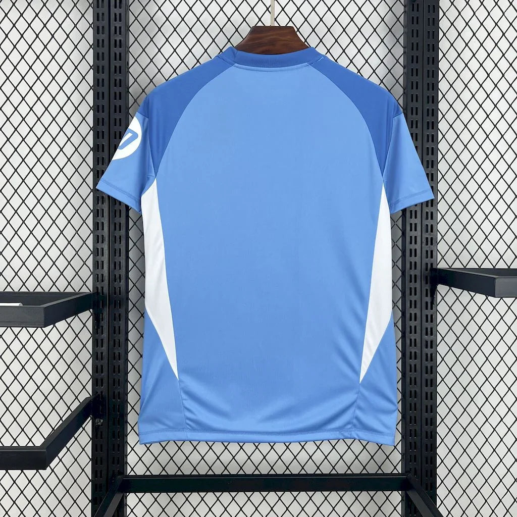 Maillot concept Real Madrid 2025-26, maillot de football Le 12 -ème Maillot, avec logo et design moderne.