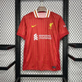 Maillot domicile Liverpool 2024/25 Le 12 -ème Maillot, maillot de football rouge avec logo et détails blancs.