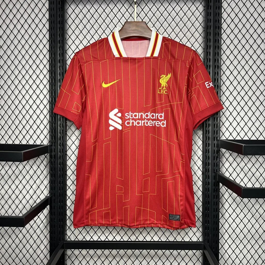 Maillot domicile Liverpool 2024/25 Le 12 -ème Maillot, maillot de football rouge avec logo et détails blancs.